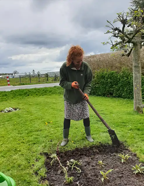 Nicole Trompetter die in haar tuin aan het graven is.