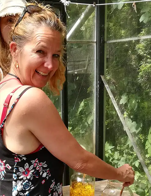 Nicole Trompetter die in een kruidenmix aan het voorbereiden is.